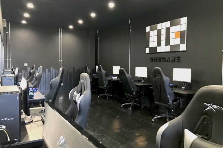 eスポーツの設備が並ぶ仕事場